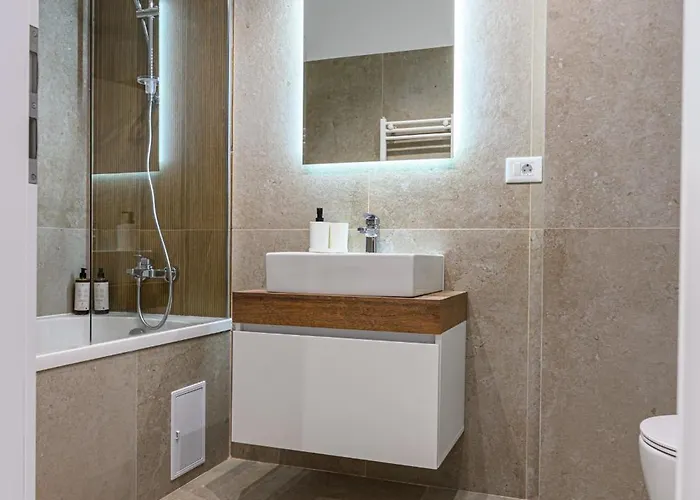 Apartment Matisse Coresi With Free Private Parking